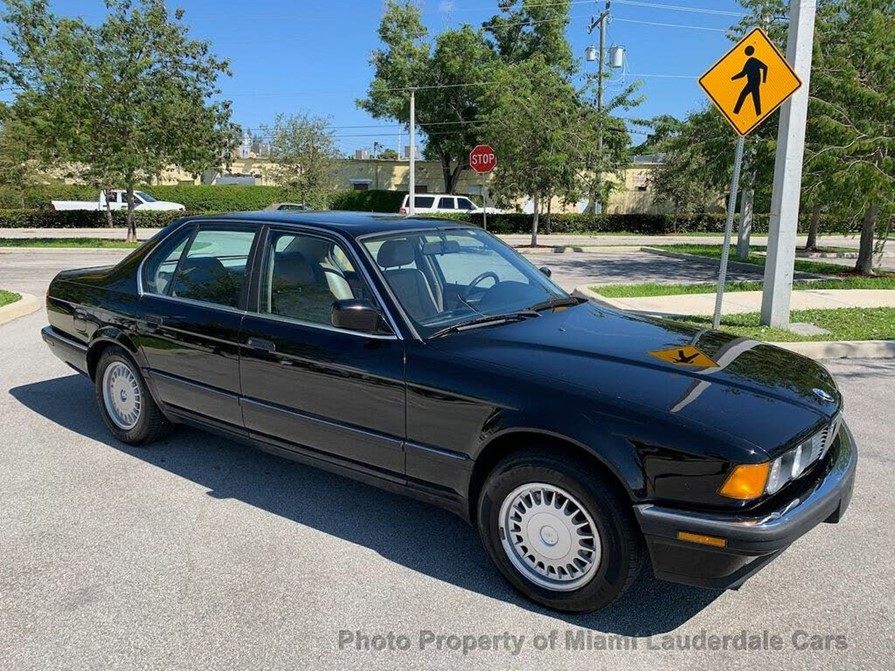 33 lata a to wciąż jest wzorzec auta - BMW serii 7 z Miami
