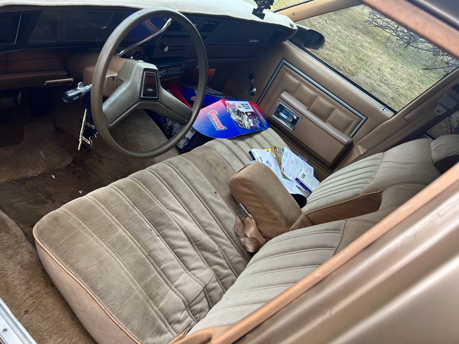 Chevrolet Caprice z USA - wnętrze wymaga sprzątania, ale wciąż zachwyca!