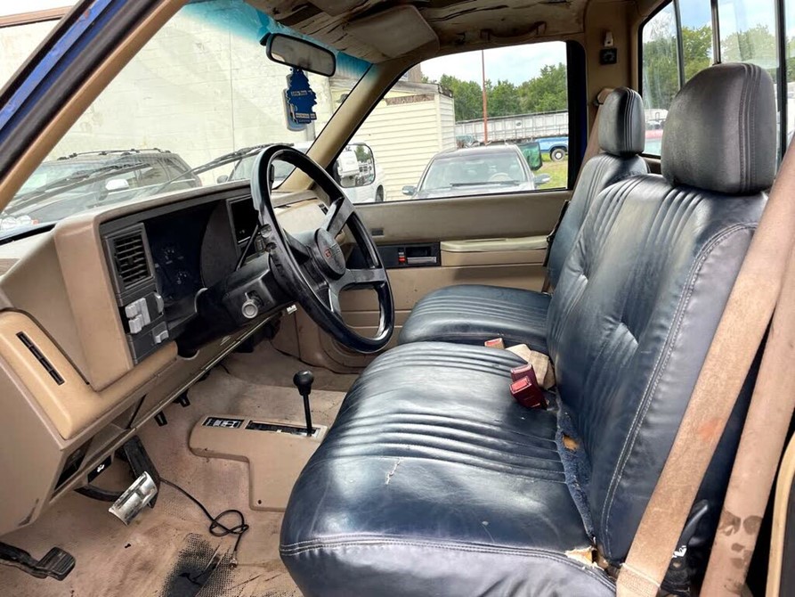 Chevrolet C/K 1500 z USA w środku wymaga wymiany foteli i doraźnych napraw