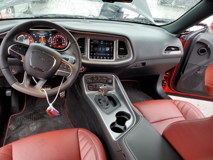 Dodge Challenger SRT Hellcat widebody wnętrze