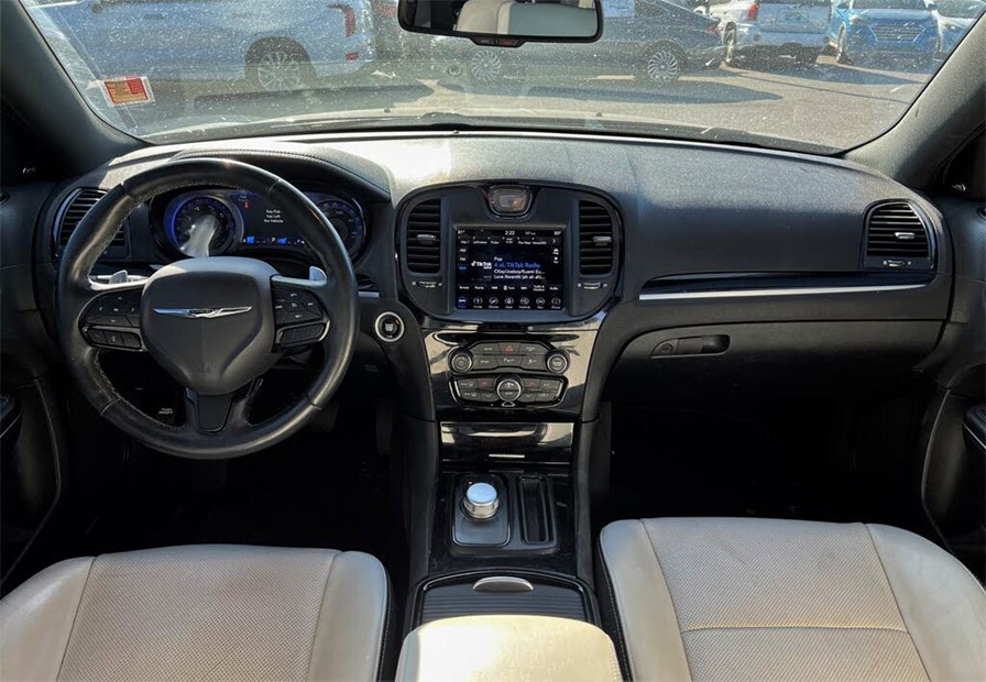 Chrysler 300 z USA w środku - przejrzysty interior z przyjemną ergonomią
