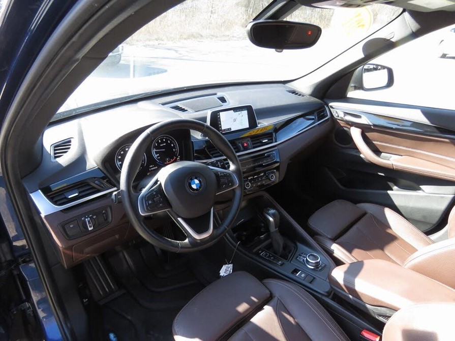 W środku BMW X1 z USA ma już większy wyświetlacz systemu inforozrywki. Ergonomii nie można nic zarzucić. Zwróćcie uwagę na świetną skórę.
