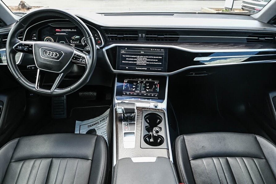 Audi A7 z USA po lifcie - wyświetlacze są inaczej, lepiej ułożone, analogowe pokrętła zastąpiono cyfrowymi.