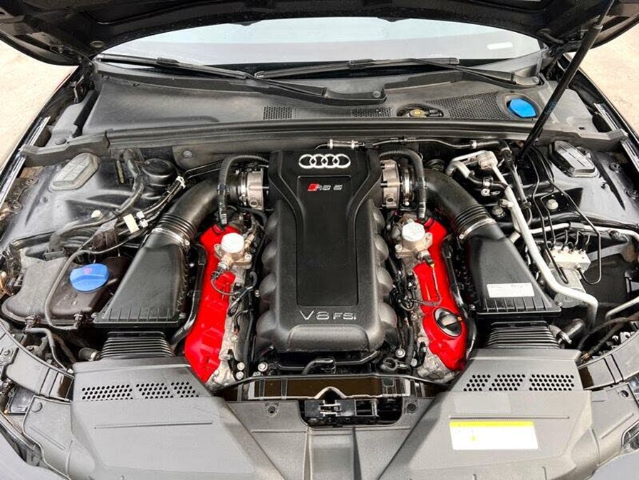 Dla wielu idealny. V8, 4.2 litra - legendarna jednostka Audi.